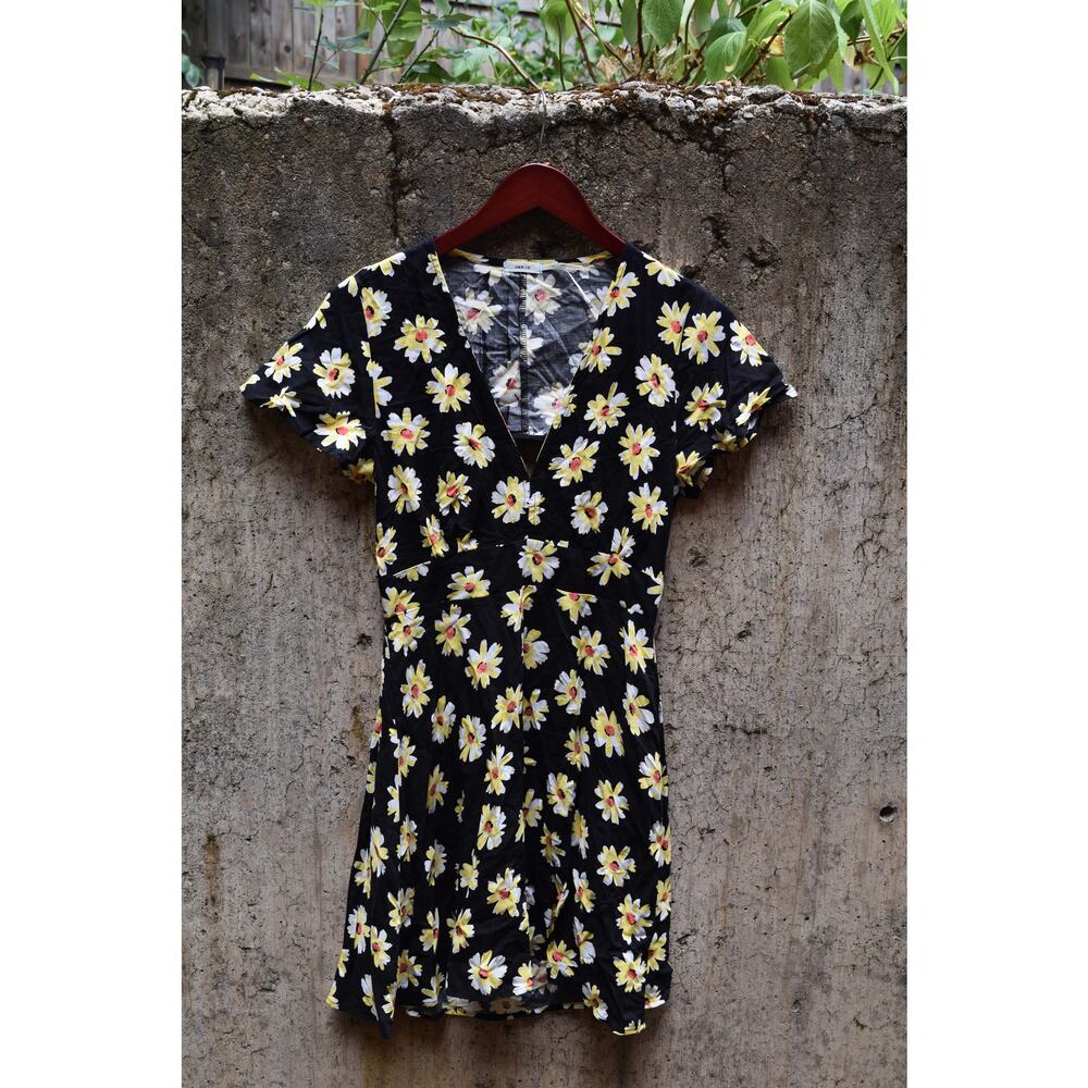 Kimchi Blue Floral Cutout Dress Size 4 – Daisies on Black